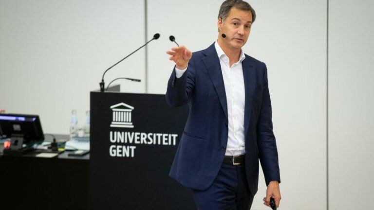 De Croo tijdens openingscollege: «Overwinstbelasting komt er voor het einde van het jaar»