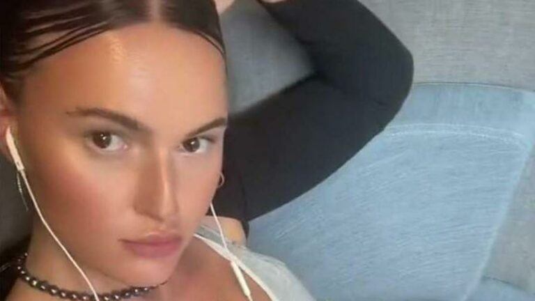 Vrouw op trein aangesproken op outfit: «Mijn broek stond open, maar dat is in de mode» (foto)