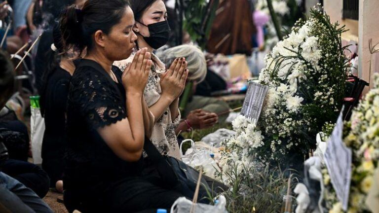 Hoe een slapend 3-jarig meisje het bloedbad in kinderdagverblijf Thailand overleefde