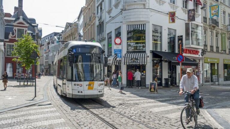 De Lijn wil tramrails opvullen om fietsen veiliger te maken