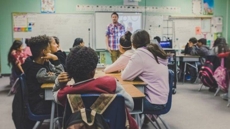 In elke school staat minstens één vacature voor leraar open