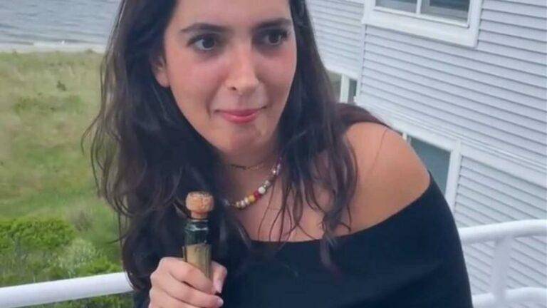 Vrouw wil champagnefles ontkurken, maar richt ze te hard naar haar gezicht… (video)