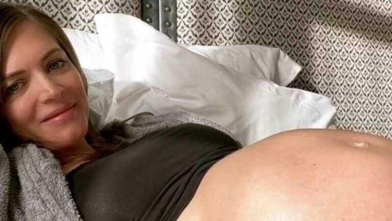 Astrid Coppens toont hoe baby in buik beweegt: «Dat is echt magisch, hé!» (video)