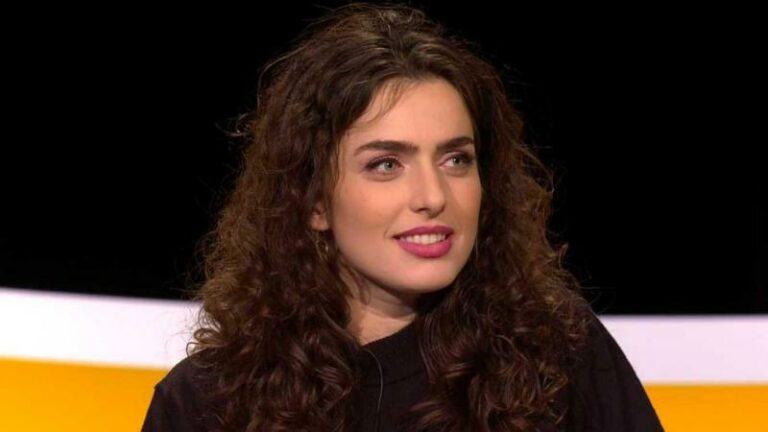 Olga Leyers draagt opvallende outfit in ‘De Allerslimste Mens’: «Gewaagd dat ze geen broek aangedaan heeft»