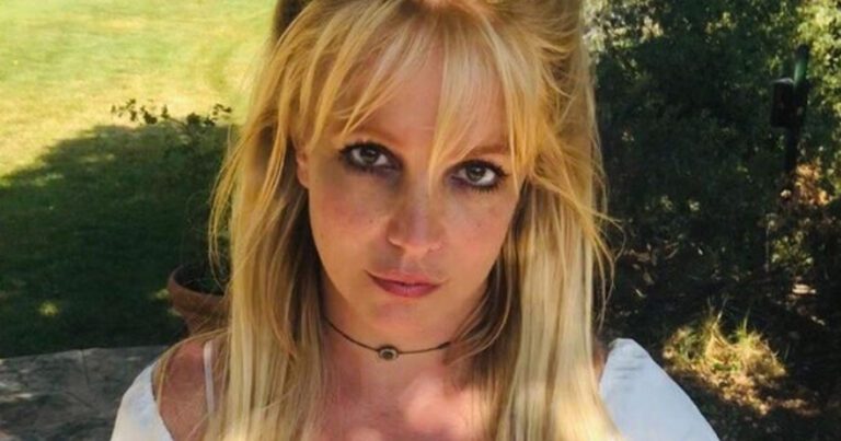 Britney Spears rolt weer halfnaakt over het strand. Maar fans zijn vooral bezorgd: “Smeer zonnecrème!” (video)