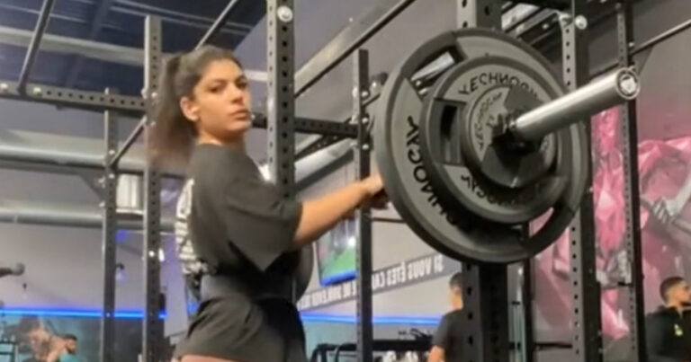 Sportieve dame in fitness zorgt voor verwarring: “Ik dacht even dat ze geen broek droeg!” (video)