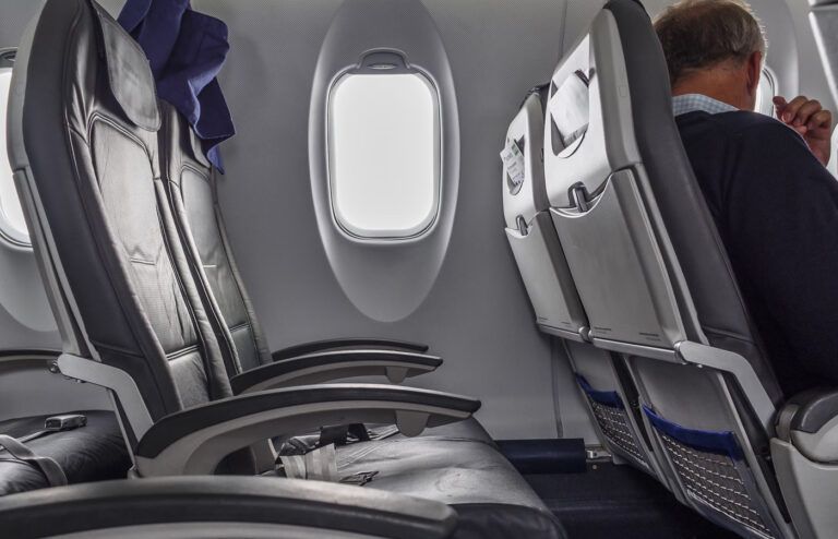 Stewardess waarschuwt voor bacteriehotspot op vliegtuig: “En het is NIET het toilet”