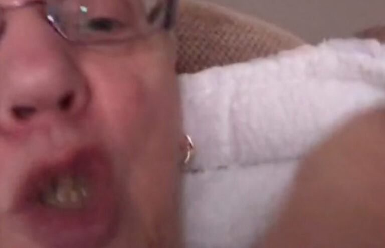 Oma gaat viraal nadat ze stevig vloekend live op Facebook gaat: “Hilarisch!” (video)