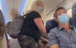 Moeder en dochter worden van vliegtuig gegooid: “Hun verdiende loon na zo’n verschrikkelijk gedrag!” (video)