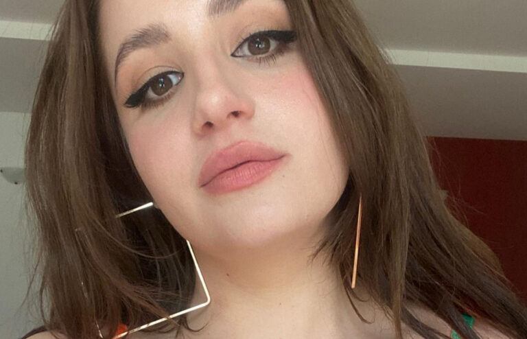 Erotische actrice die haar hele leven livestreamt, krijgt de meest bizarre verzoekjes (foto’s)