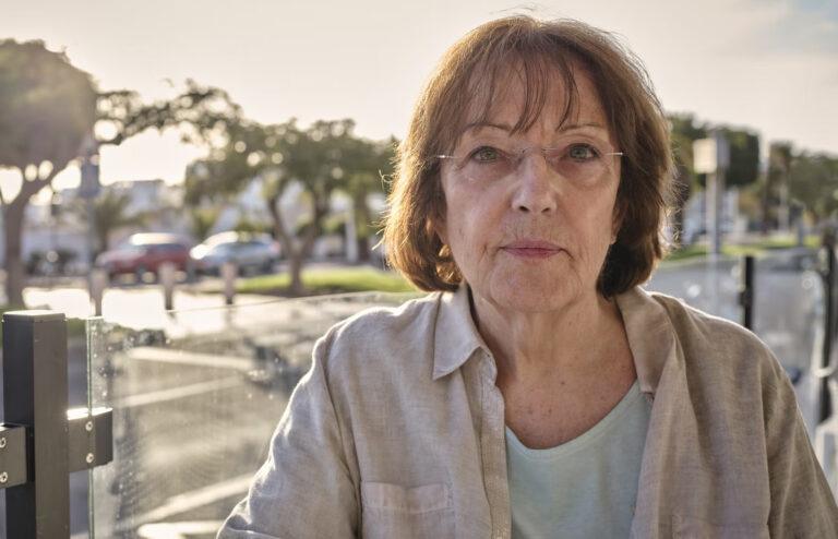 Wanhopige vrouw: “Mijn schoonmoeder is gescheiden en heeft onveilige seks met twee mannen per week! Wat nu?”