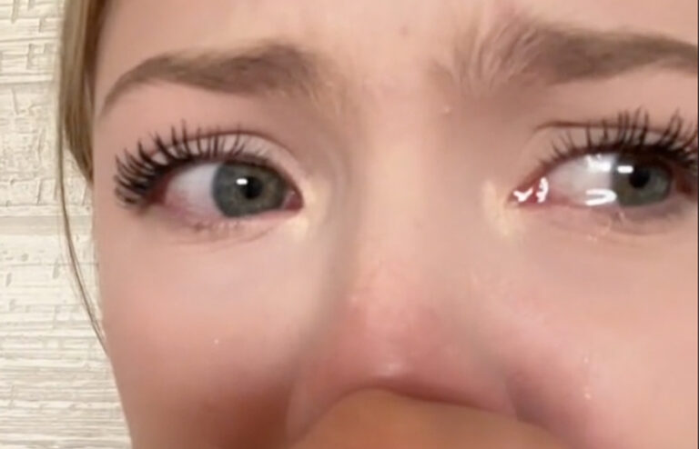 Dochter in tranen nadat niemand opdaagt voor verjaardagsfeestje van mama. Maar dan maakt DEZE celebrity hun dag! (video)