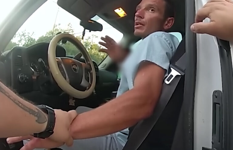 Agent kan twee kinderen redden van ontvoerder: “Wat een held!” (video)