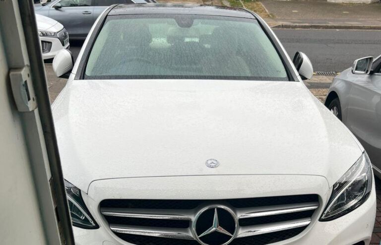 “Mijn buur parkeert zijn auto zo dicht tegen mijn voordeur dat ik bijna mijn huis niet meer kan verlaten” (foto)
