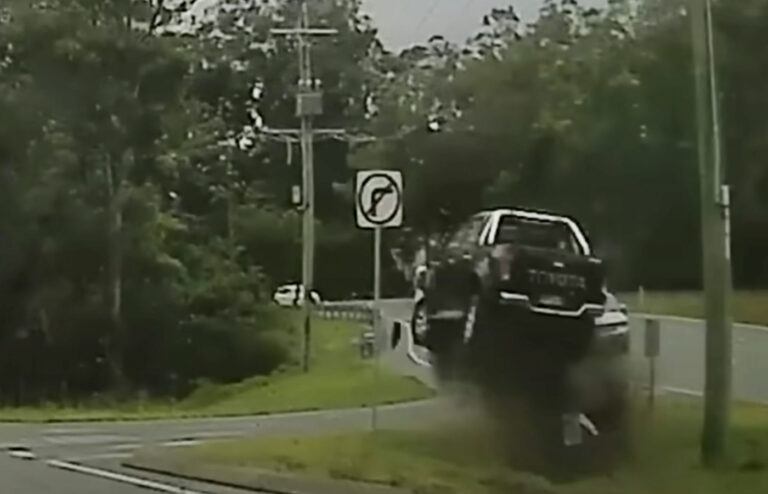 SPECTACULAIR! Bestuurder verliest controle en vliegt met wagen meters door de lucht (video)