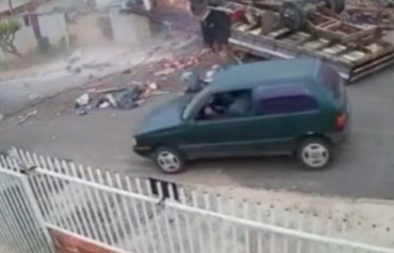Truck slaat op hol en ramt doorheen huizen: “Gelukkig konden de honden ontsnappen!” (video)