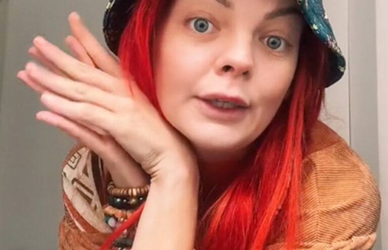 Model blinkt van trots: “Ik verdien miljoenen met mijn filmpjes en tentakelspeeltjes” (video’s)