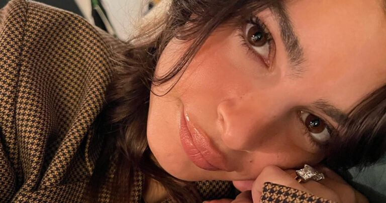 Emily Ratajkowski verbluft in doorzichtige jurk: “Je ziet er meer dan prachtig uit!” (foto)