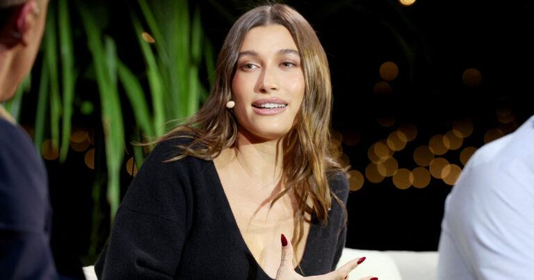 Schaarsgeklede Hailey Bieber loopt er ‘fleurig’ bij: “Meer dan mooi!” (foto’s)