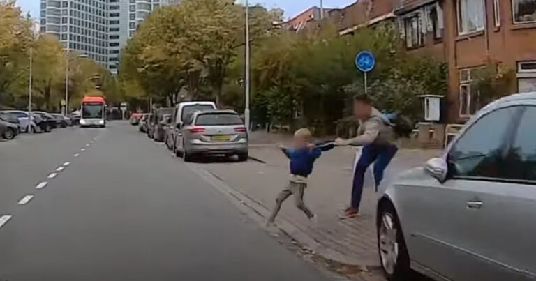 WOW: Papa is bij de pinken en redt overstekend zoontje op het nippertje van naderende wagen (video)