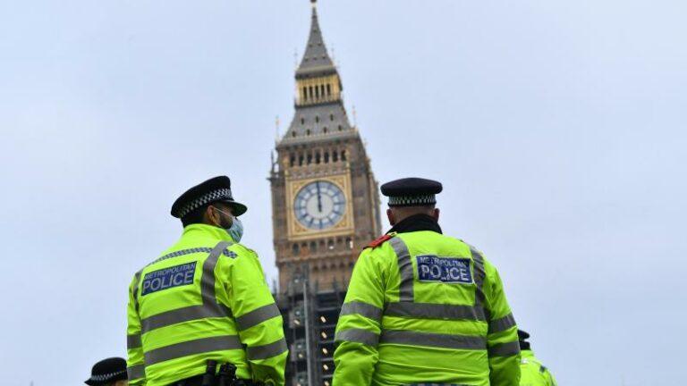‘Booty patrol’ en diepgeworteld seksisme: Nieuw rapport onthult misogyne wantoestanden bij Britse politie