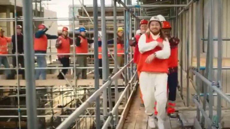 Jumbo voert «misplaatste» WK-reclame met feestende bouwvakkers af na verontwaardiging (video)
