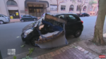 WTF. Sofa valt uit de lucht en verplettert auto
