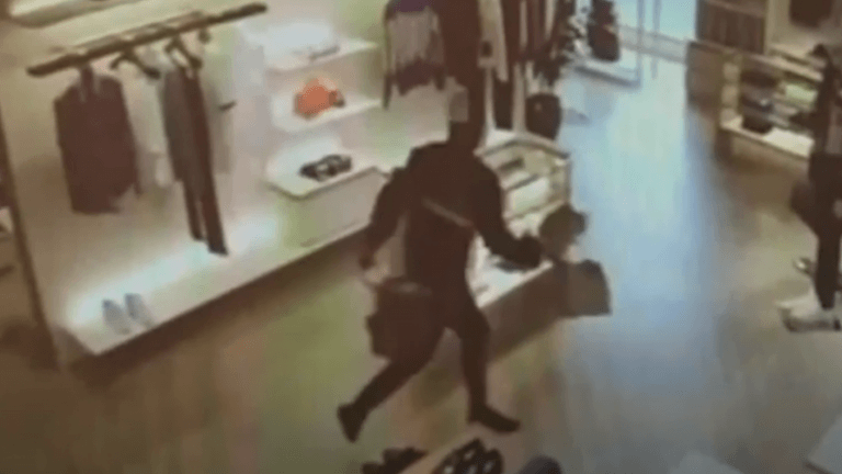 Verdiende loon: dief probeert te ontsnappen, maar loopt zich te pletter (video)
