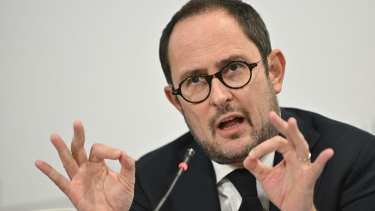 Van Quickenborne: «Ik vraag duidelijkheid en totale transparantie»