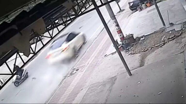WTF. Tesla helpt bij onderzoek Chinese crash, maar ontkent op hol slaan auto (video)