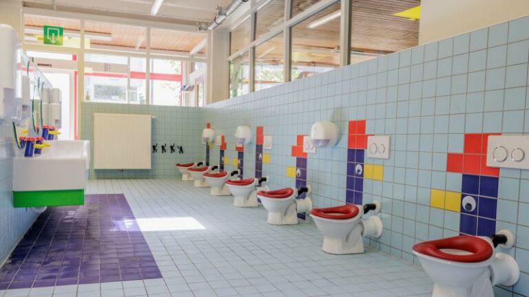 7 op de 10 leerlingen vermijden de toiletten op school: «Leidt tot spijsverteringsproblemen»
