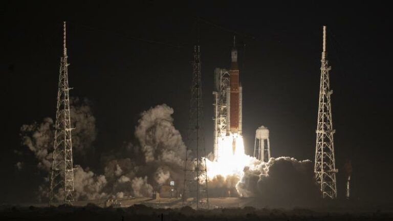 Nieuwe megaraket van Nasa voor het eerst gelanceerd naar maan (video)