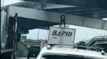 WTF. Man sterft nadat hij op truck klimt om te dansen en brug niet ziet (video)