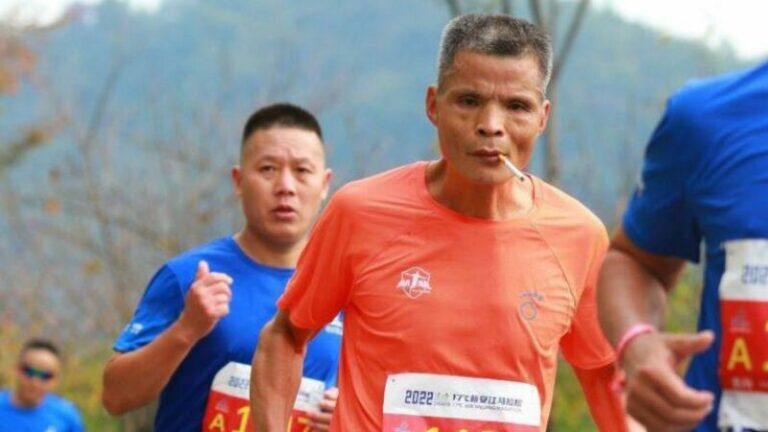 HUH. Man loopt marathon terwijl hij heel pakje sigaretten rookt