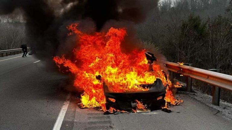 BIZAR. Brandweer in VS heeft twee uur en 45.000 liter water nodig om brandende Tesla te blussen