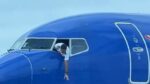 Piloot hangt uit venster van de cockpit om gsm van passagier te vangen (video)