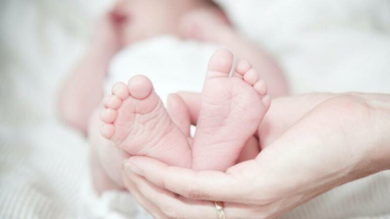 Ouders bevallen van tweeling geboren uit dertig jaar oude embryo