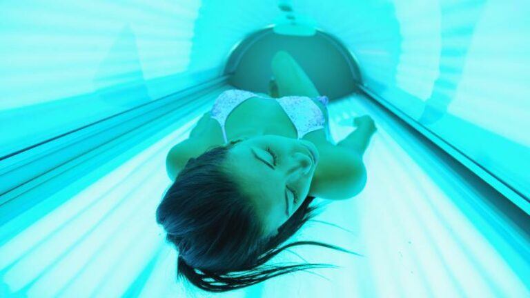 WTF. Vrouw komt vast te zitten onder zonnebank: «Ik dacht dat ik levend ging verbranden»