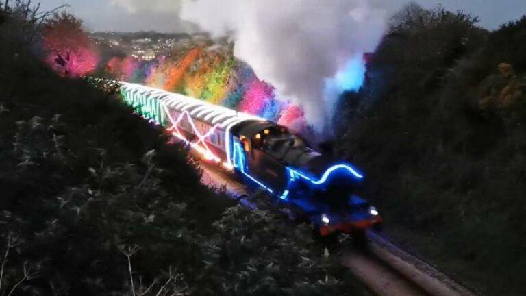 WOW. Magische kersttrein creëert sfeervol lichtspektakel aan Engelse kust