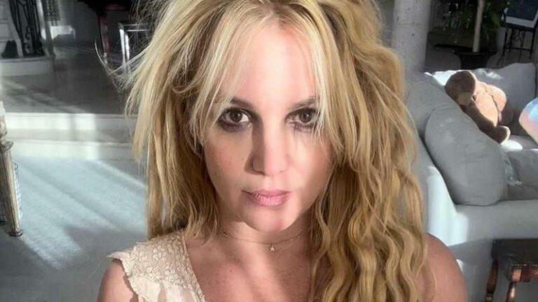Britney Spears lokt kritiek uit met foto: «Vanwaar die nood om je tepel te tonen?!»