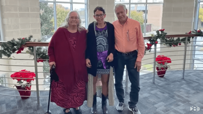WOW. Gekidnapte dochter na meer dan vijftig jaar herenigd met familie na DNA-match (video)