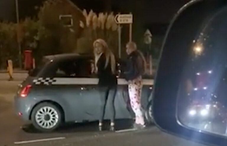 Kerel kan leedvermaak niet verstoppen: “Hey dames, jullie kunnen hier niet parkeren!” (video)