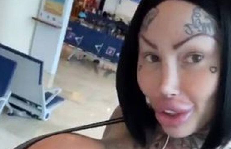Instagram-model bijt van zich af: “Ze hebben me van het vliegtuig gegooid wegens mijn borsten van 10 kilo!” (foto’s)