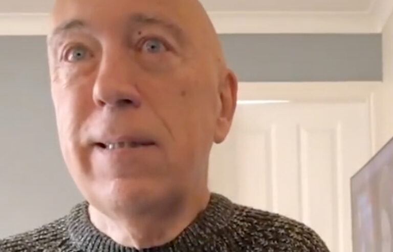 Jongeman bekent aan ouders dat hij samen is met een vriendin van hen: “Dat kwam binnen!” (video)