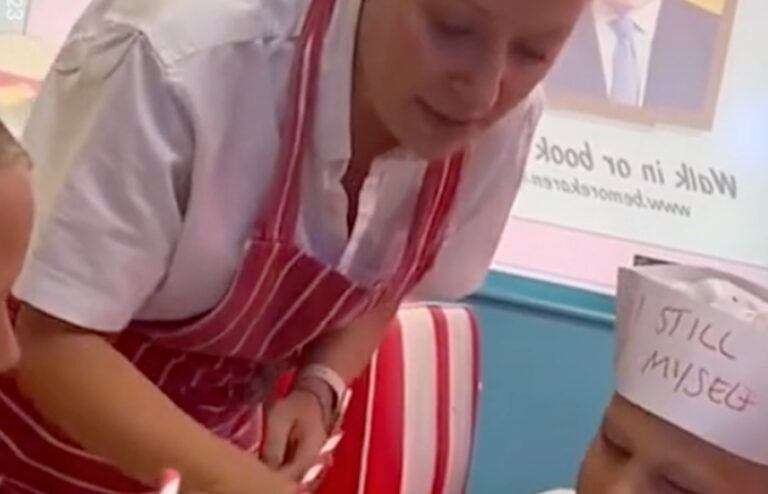 Serveerster scheldt kinderen uit: “Daarom heb ik een hond. Ik haat kinderen!” (video)