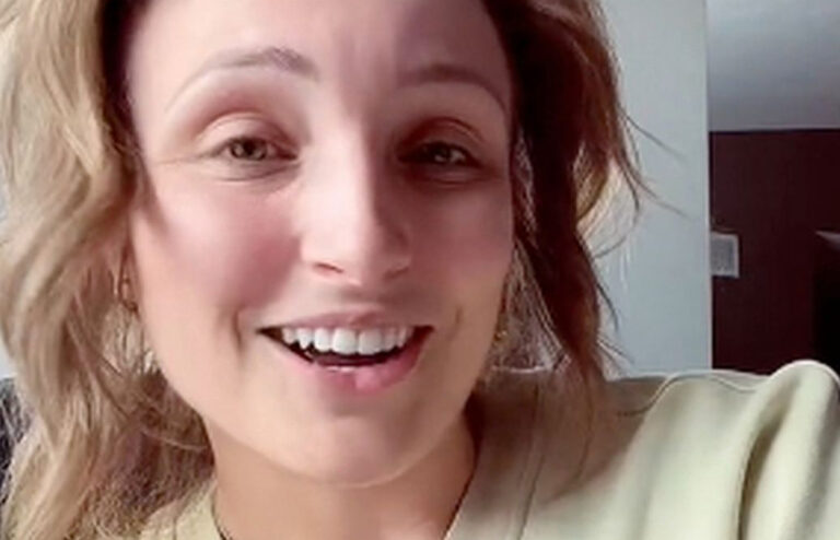 “Mijn verloofde liet me de dag voor ons huwelijk staan dus ging ik met DEZE persoon op huwelijksreis” (video)