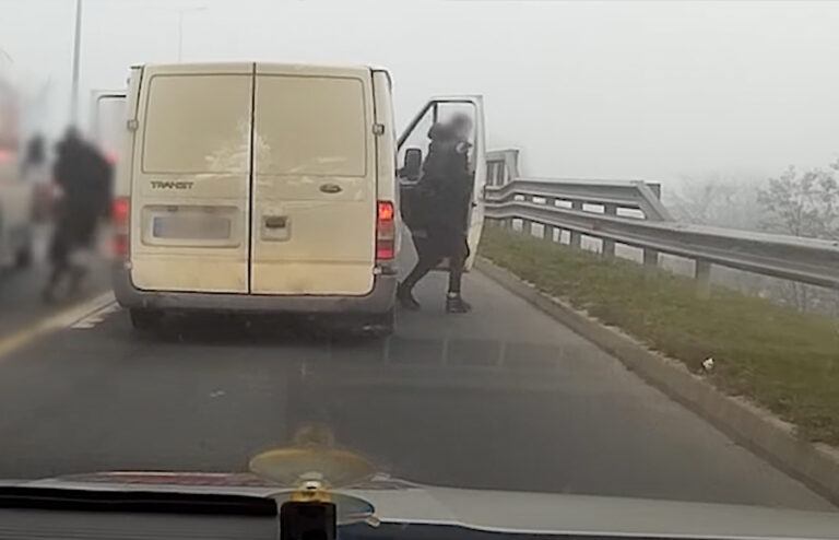 Mensensmokkelaars beschieten agenten tijdens wilde achtervolging op autosnelweg (video)