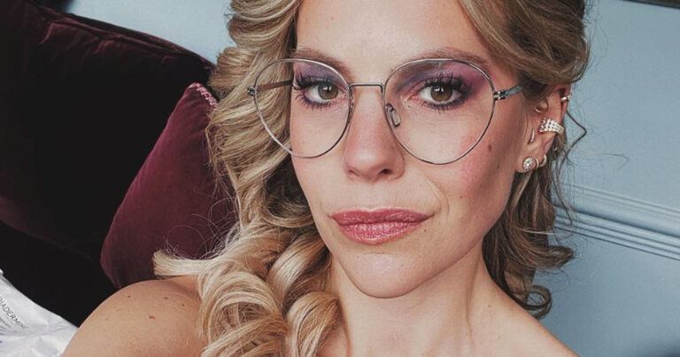 Eline De Munck deelt sexy lingeriefoto’s: “Zo heb ik wel zeker even jullie aandacht”