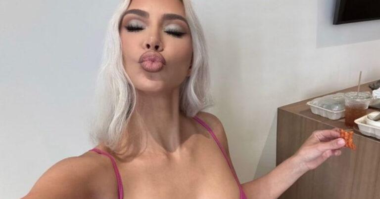Bikinifoto’s van Kim Kardashian zorgen voor ophef: “Het past niet… Waarom draag je dit?!”