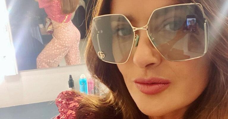 Actrice Salma Hayek poseert in sensuele jurk: “Verbluffend, zoals altijd” (foto’s)